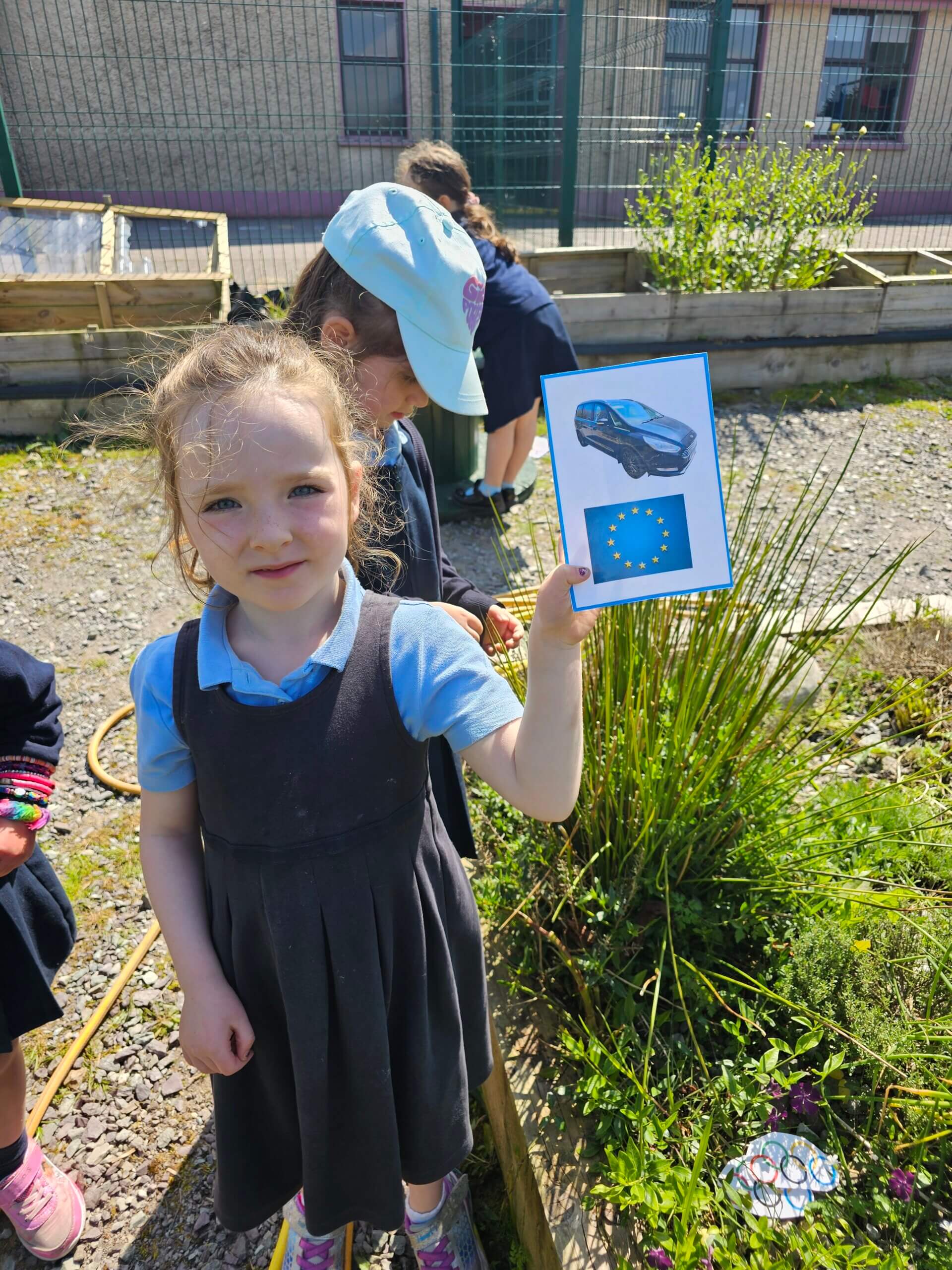 Primary school girls finds EU treasure hunt clue